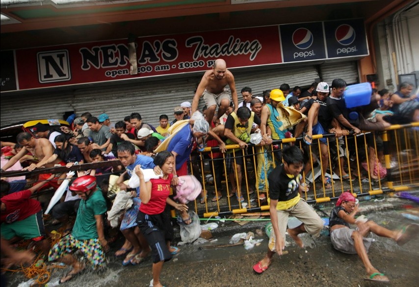 當(dāng)?shù)貢r(shí)間11月10日，強(qiáng)臺(tái)風(fēng)“海燕”襲擊菲律賓塔克洛班后，當(dāng)?shù)鼐用裣唇偕痰?，哄搶物資。