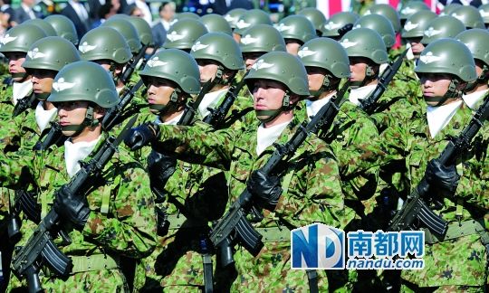 10月27日，日本自衛(wèi)隊舉行閱兵儀式