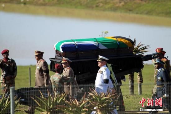 圖為南非海、陸、空三軍首腦為曼德拉護靈。宋方燦 攝