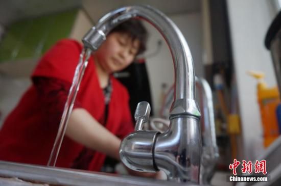 圖為4月13日,蘭州市七里河區(qū)居民李大媽用自來水洗菜。楊艷敏 攝