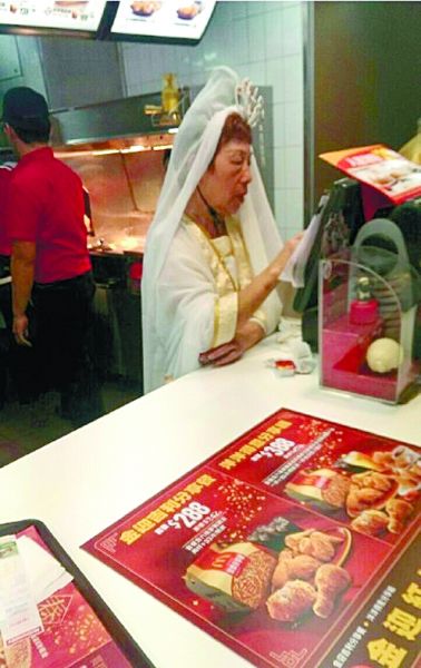 麥當(dāng)勞也挺拼的！店員化身觀音為顧客點(diǎn)餐