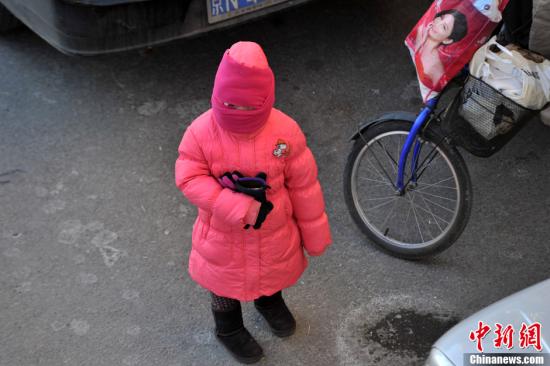 　12月23日，京城迎來(lái)今年入冬以來(lái)最冷的時(shí)刻。受今年以來(lái)最強(qiáng)冷空氣影響，京城迎來(lái)入冬以來(lái)幅度最大的