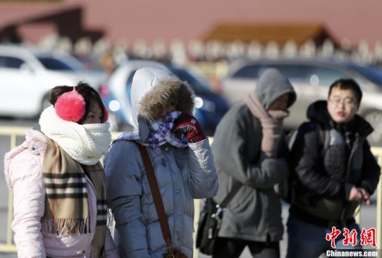 　12月23日，京城迎來(lái)今年入冬以來(lái)最冷的時(shí)刻。受今年以來(lái)最強(qiáng)冷空氣影響，京城迎來(lái)入冬以來(lái)幅度最大的