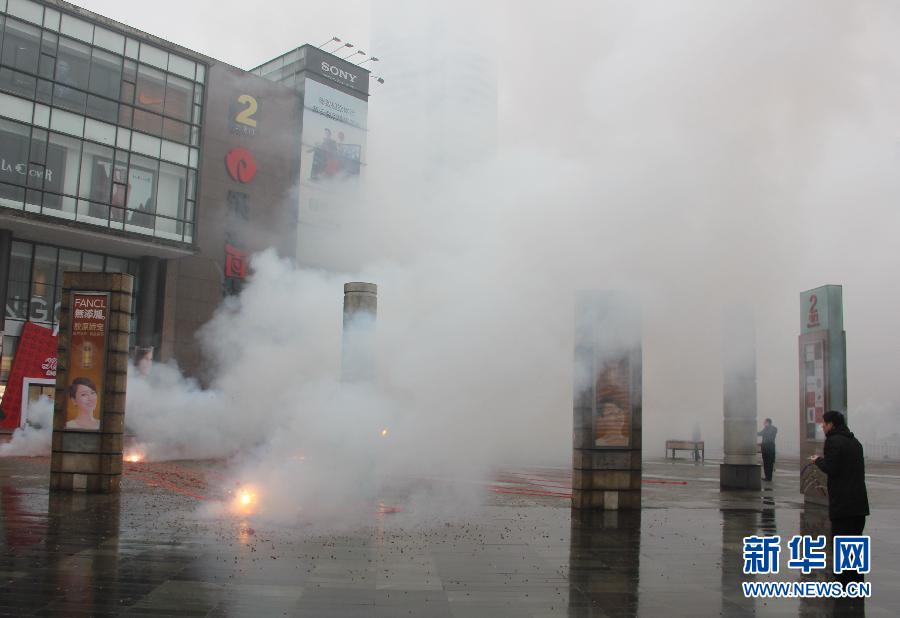 #（晚報）（4）初五“迎財(cái)神”引爆“開門炮”