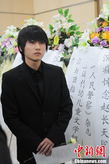 韓寒到場痛哭流淚。