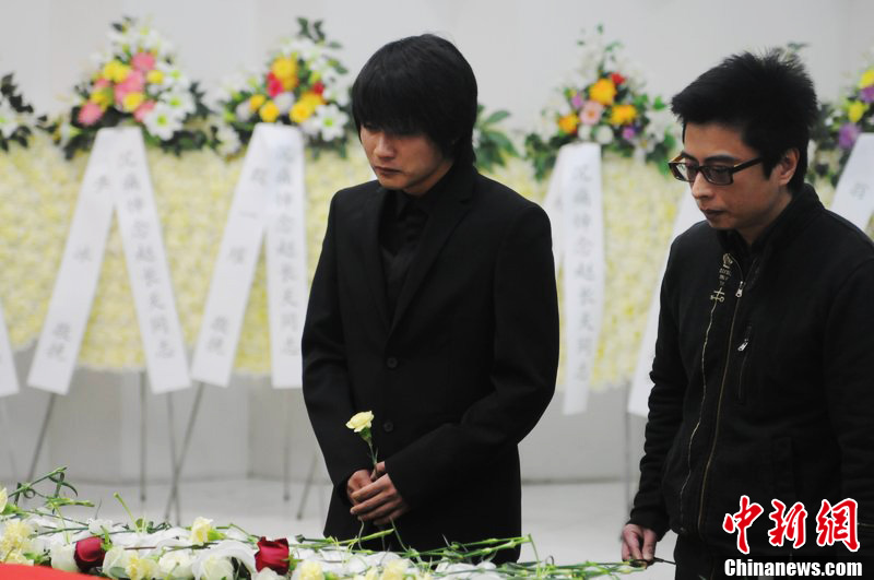 韓寒到場痛哭流淚。