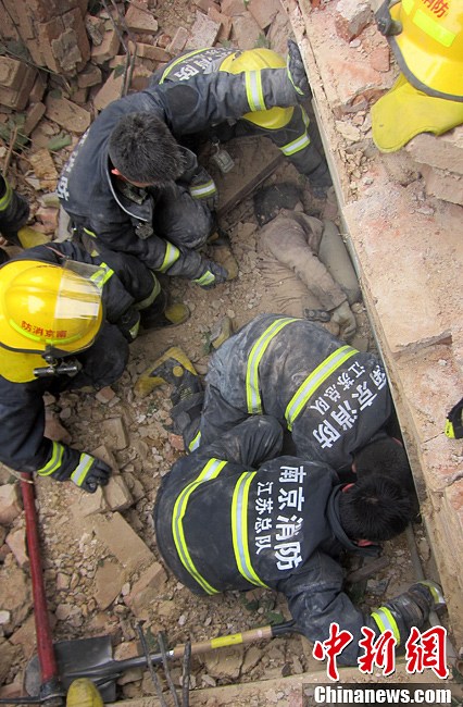 圖為南京消防隊(duì)員找到被埋工人。中新社發(fā) 梅亮 攝