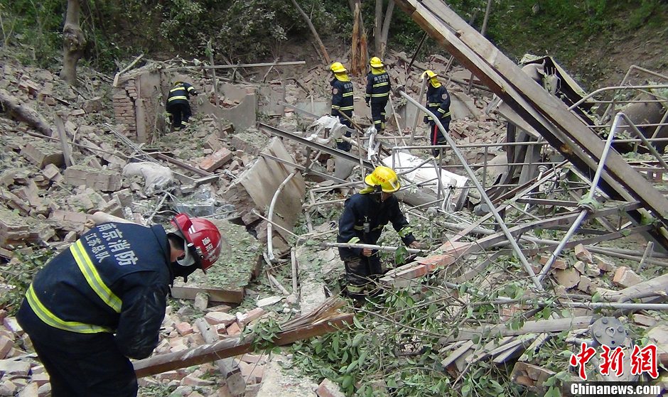 圖為南京消防隊(duì)員在現(xiàn)場(chǎng)搜救。中新社發(fā) 梅亮 攝