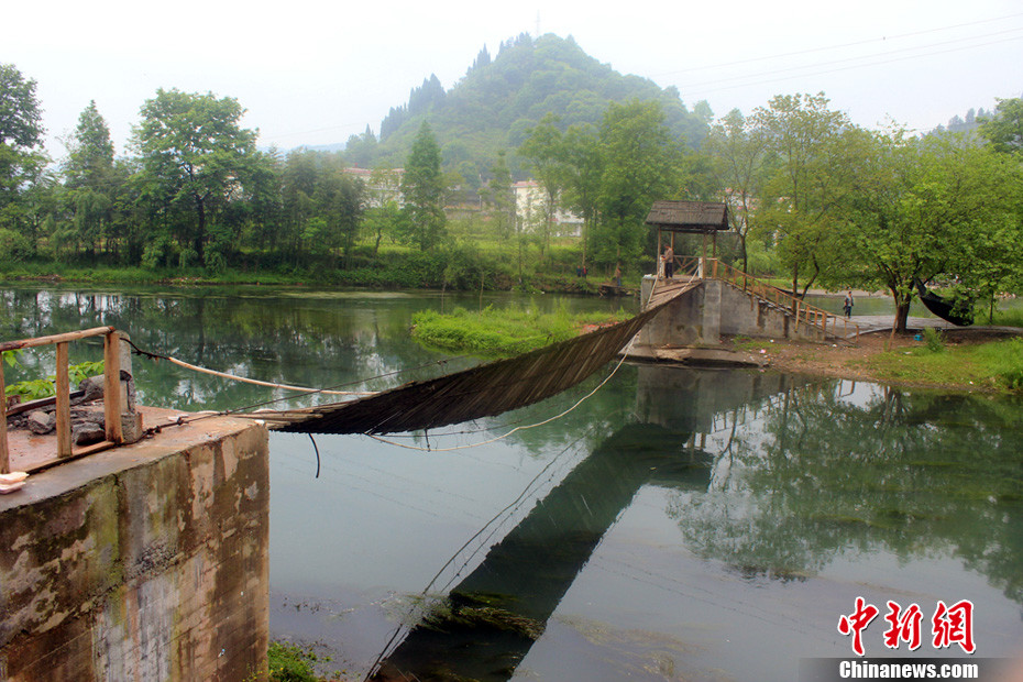 5月1日晚9點10分左右，湖南省鳳凰縣沱江鎮(zhèn)棉寨村距縣城3公里處桃花島篝火晚會散場時，游客經(jīng)過近水