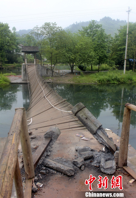 5月1日晚9點10分左右，湖南省鳳凰縣沱江鎮(zhèn)棉寨村距縣城3公里處桃花島篝火晚會散場時，游客經(jīng)過近水