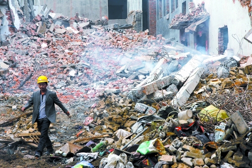 一座清朝老宅被一把火燒成了灰燼。透過青煙，才能看到它曾存在過的痕跡