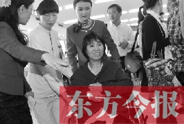 坐在輪椅上的，就是為兒子捐出肝、腎的母親潘大想