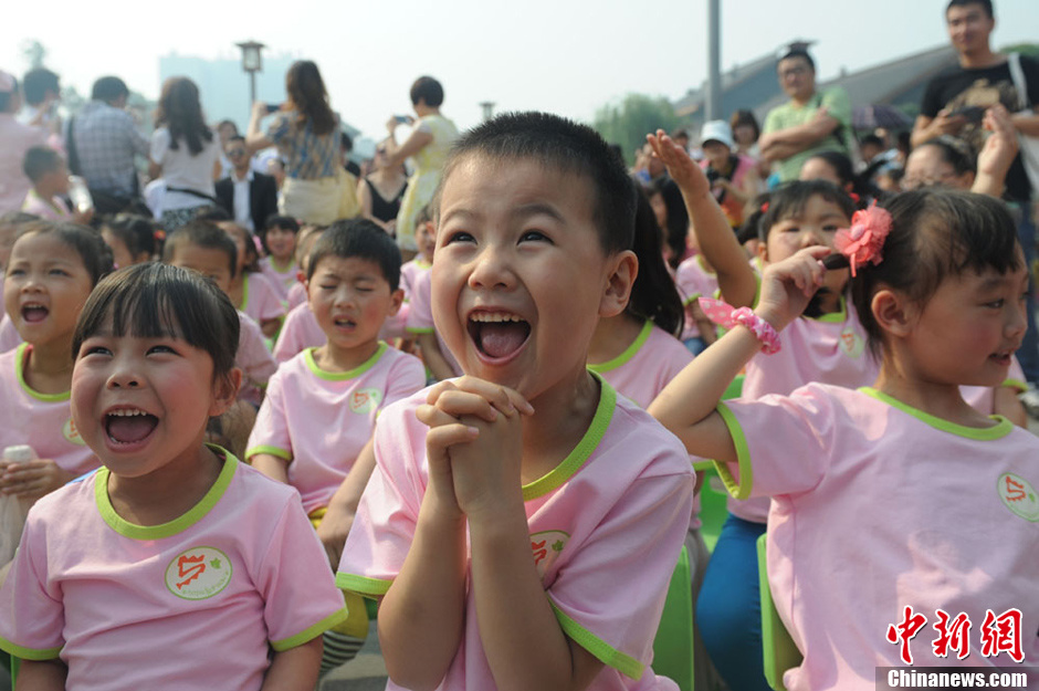 圖為參加集體生日的“地震寶寶”。張浪 攝