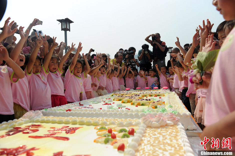 圖為孩子們準(zhǔn)備享用生日蛋糕。張浪 攝