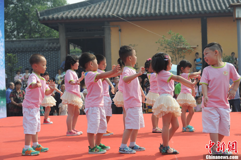 圖為孩子們在生日Party上表演節(jié)目。張浪 攝