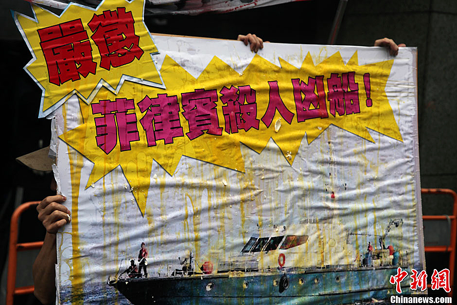 圖為一個抗議紙板蛋痕累累，持板人躲在紙板后面。中新社發(fā) 董會峰/攝