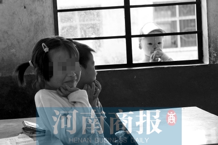 她不止一次說想去上學(xué)，而更多的時(shí)候，她是站在教室外面，眼巴巴地看著里面的小朋友