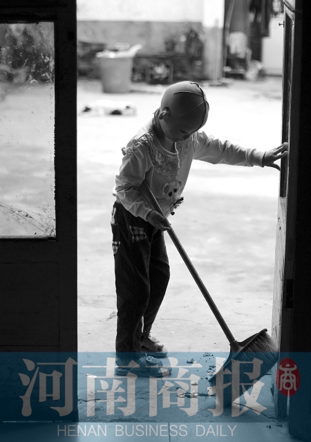 她很懂事，經(jīng)常幫助爸爸媽媽打掃衛(wèi)生