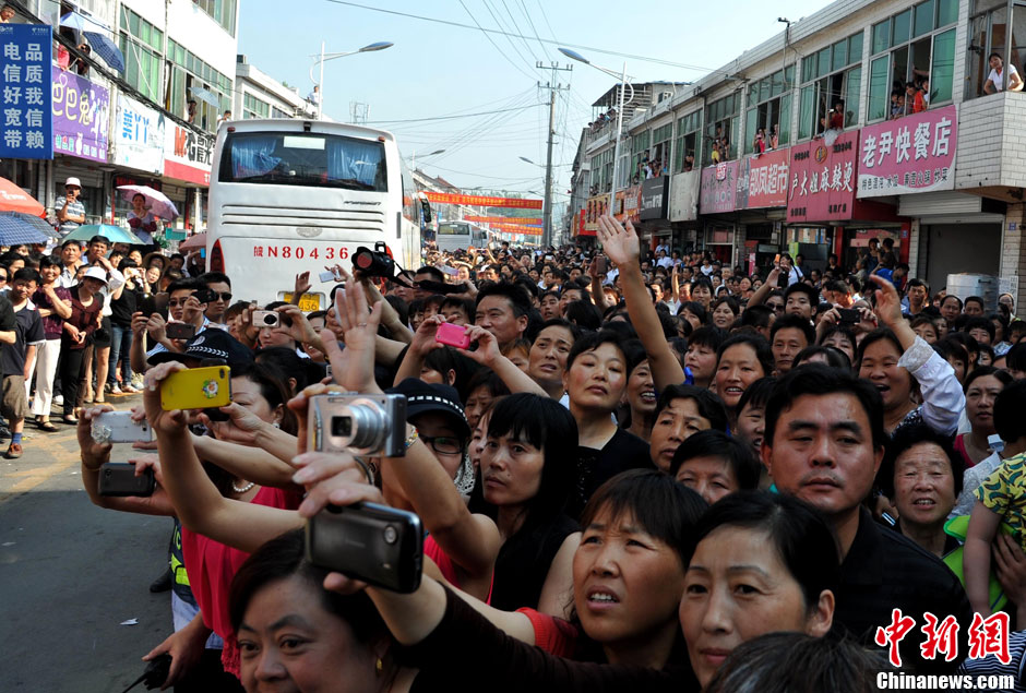 6月5日，一年一度的毛坦廠鎮(zhèn)“送考節(jié)”到來，70輛大巴車護(hù)送毛坦廠中學(xué)萬名考生安全赴考。