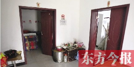 男廁洗漱池前，堆放著大量家電、家具等生活用品