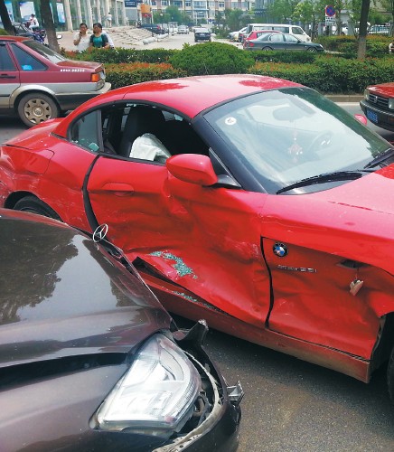 寶馬車(chē)門(mén)完全變形。