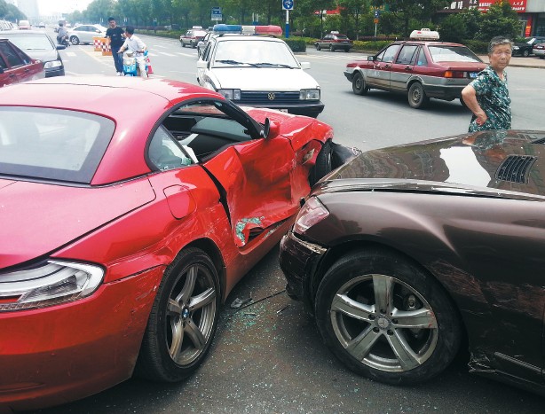 兩部?jī)r(jià)值百萬(wàn)左右的豪車(chē)在碰撞中損傷嚴(yán)重。謝德勝 記者金學(xué)永/攝