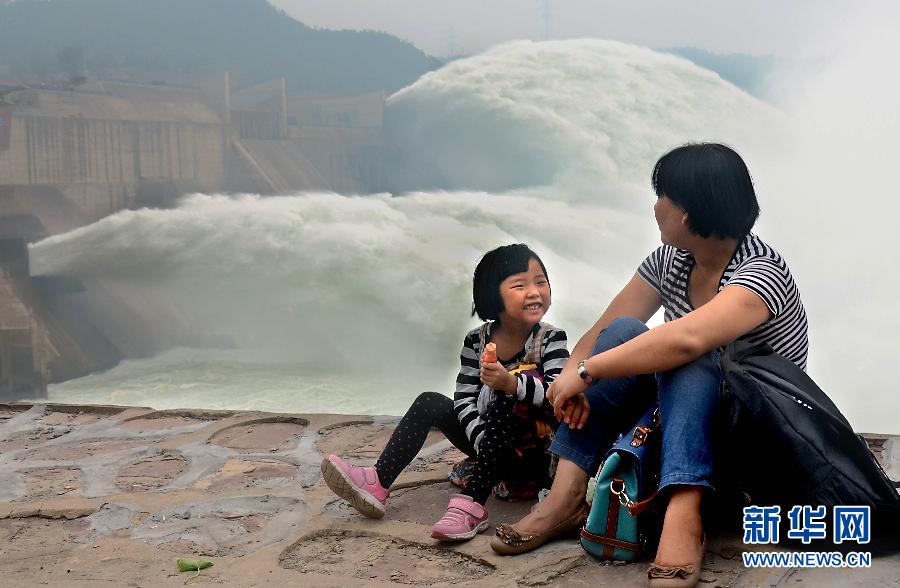 　6月22日，兩位游客在黃河小浪底景區(qū)內(nèi)歇息。