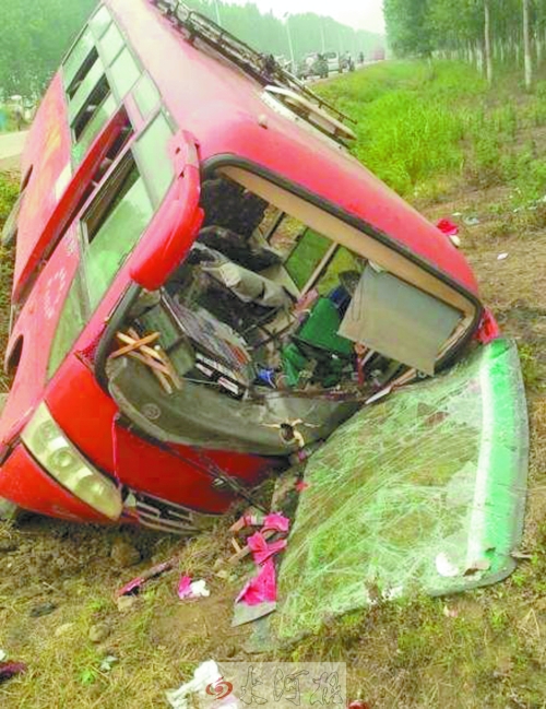 　扎進(jìn)溝里的中巴車，擋風(fēng)玻璃碎了一地。