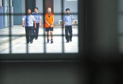 劉明前往家屬會(huì)見室和父母見最后一面。 吳小川 攝