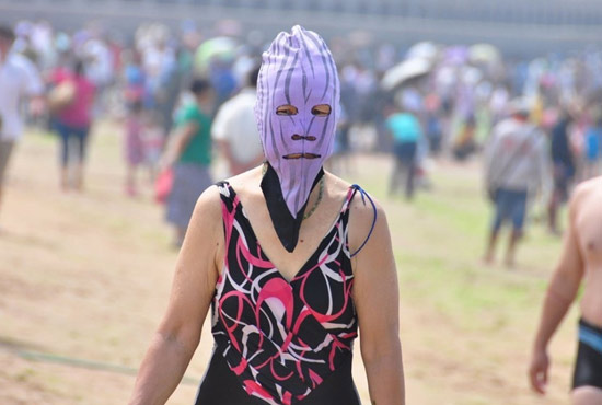 2013年7月3日，山東青島青島高溫來襲，“青島大媽”不懼滸苔，戴著“強盜面具”出現(xiàn)在海水浴場消暑降