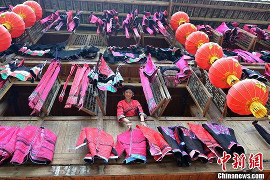 圖為紅瑤姑娘把紅衣晾曬出來。中新社發(fā) 韋吉陽 攝