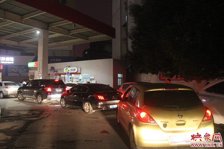 加油站內(nèi)，車主們正在正待為愛車加油