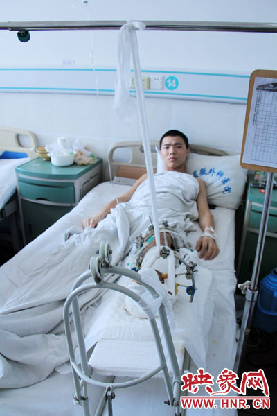 “如果有人肯幫我出4萬元的醫(yī)藥費，我愿意為他免費工作3年，多苦多累都行?！?月26日，躺在病床里上的