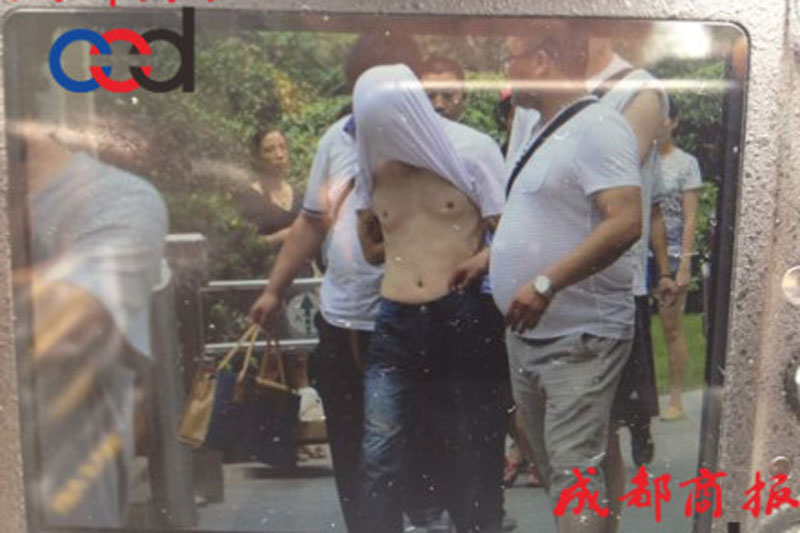 圖為事發(fā)現(xiàn)場(chǎng)，嫌疑人被警方控制。