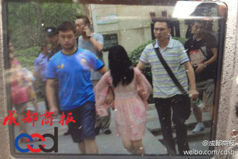 圖為事發(fā)現(xiàn)場(chǎng)，嫌疑人被警方控制。