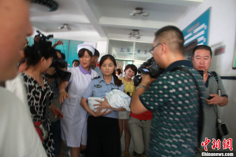 圖為當(dāng)?shù)孛窬瘧驯Й@救嬰兒進(jìn)入富平婦幼保健院。張一辰 攝