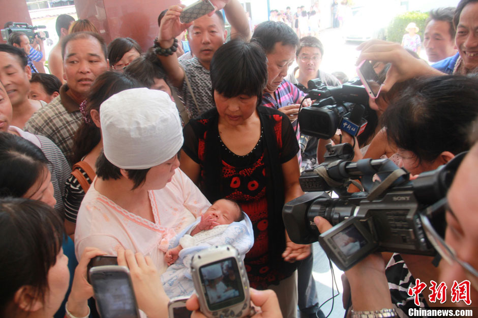 圖為大批媒體記者采訪獲救嬰兒母親。張一辰 攝