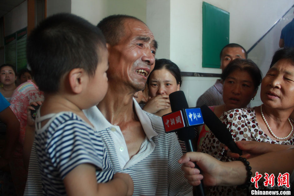 圖為獲救嬰兒的爺爺接受中新社記者采訪。張一辰 攝