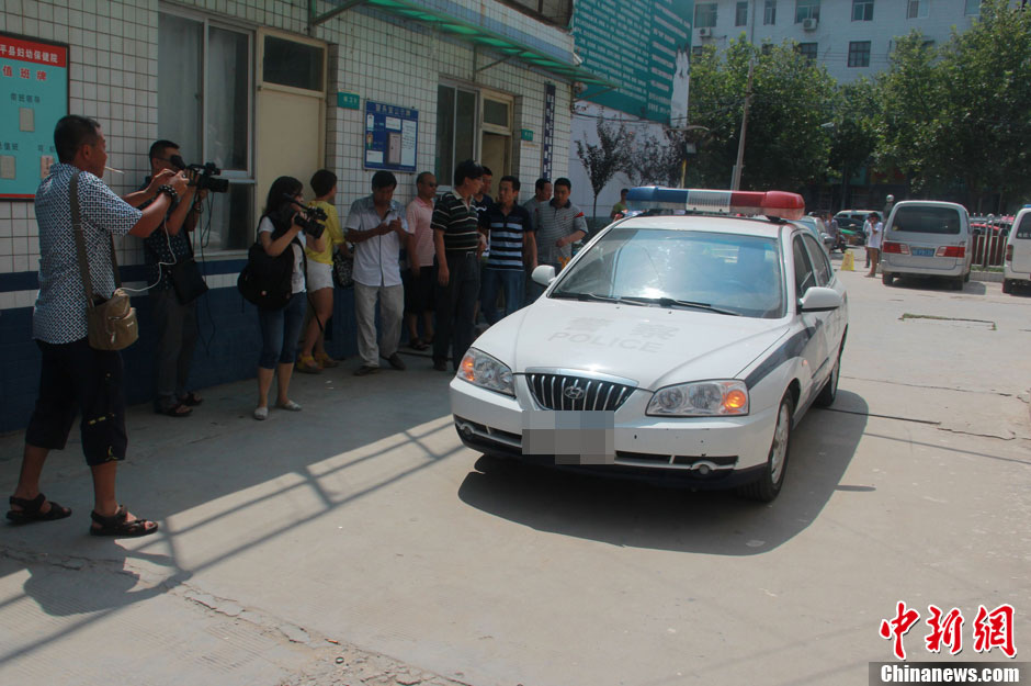 圖為護送獲救嬰兒的警察駛?cè)敫黄娇h婦幼保健院。張一辰 攝