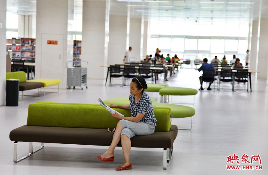 早上十點(diǎn)左右，已經(jīng)有不少讀者來(lái)管內(nèi)看書(shū)了。