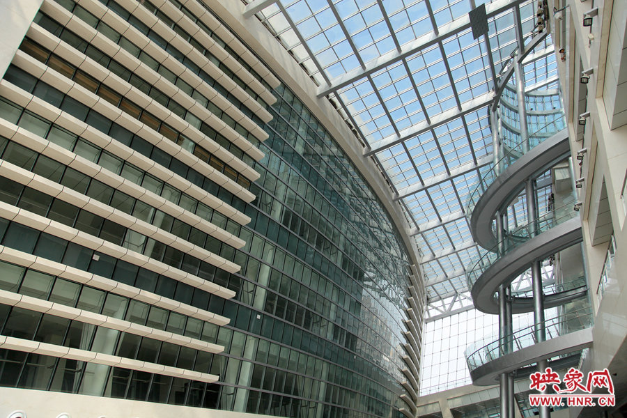 “全景天窗”帶來(lái)充足的自然光。