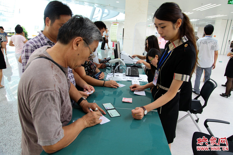 辦理借書(shū)卡很便捷，只需要身份證和一百元押金就可以。