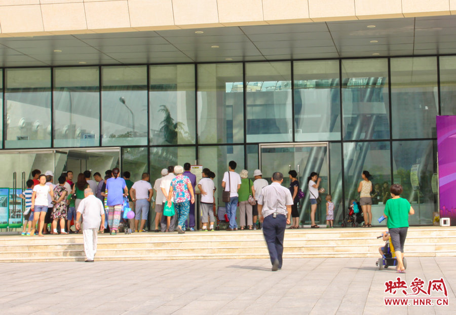 開(kāi)館時(shí)間還沒(méi)到，門(mén)口已經(jīng)有不少等待的讀者