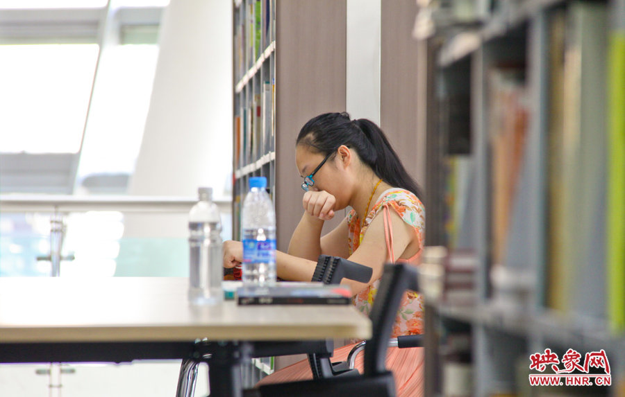 一瓶水一本書(shū)安安靜靜一上午