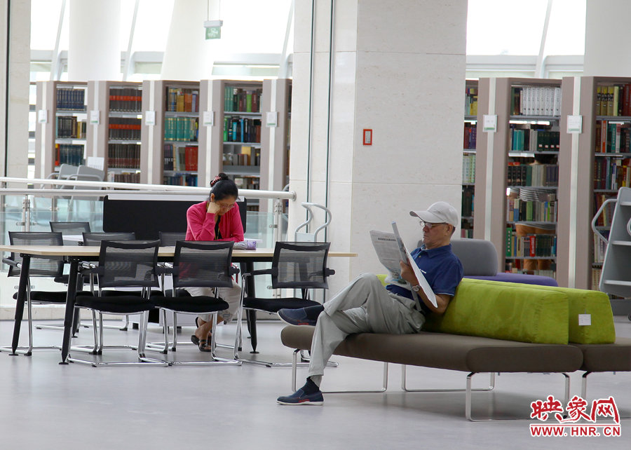 閱讀區(qū)有沙發(fā)，有桌椅，讓讀者有了更多的選擇。