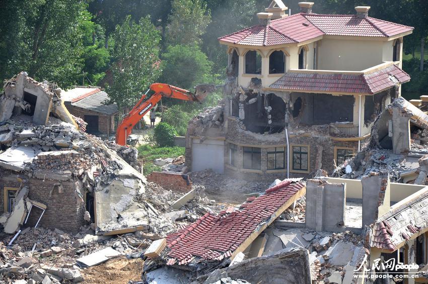 2013年8月18日，在黃河南岸鄭州市惠濟(jì)區(qū)花園口鎮(zhèn)申莊村，違規(guī)修建的別墅正在被拆除。張濤/東方IC