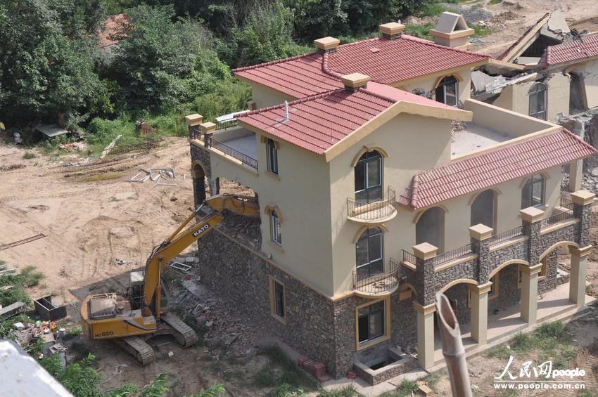 2013年8月18日，在黃河南岸鄭州市惠濟(jì)區(qū)花園口鎮(zhèn)申莊村，違規(guī)修建的別墅正在被拆除。張濤/東方IC