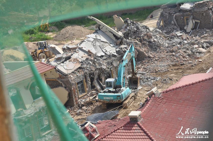 2013年8月18日，在黃河南岸鄭州市惠濟(jì)區(qū)花園口鎮(zhèn)申莊村，違規(guī)修建的別墅正在被拆除。張濤/東方IC