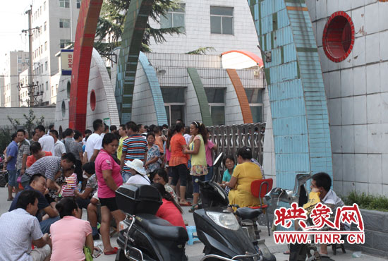 學(xué)校門(mén)前家長(zhǎng)們都在焦急等待