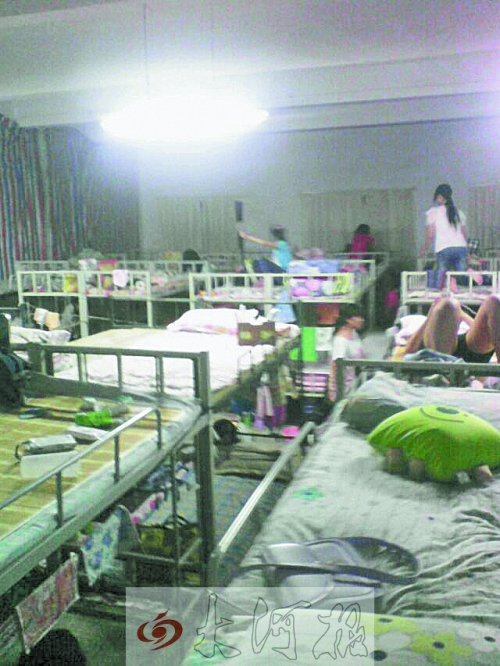 住在電教室里的女生們，擁擠不堪。